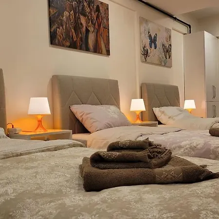 1 Min To Metro, Cosy Flat For 8 Guests, 2nd Floor