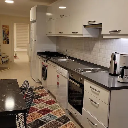 1 Min To Metro, Cosy Flat For 8 Guests, 2nd Floor Apartment *